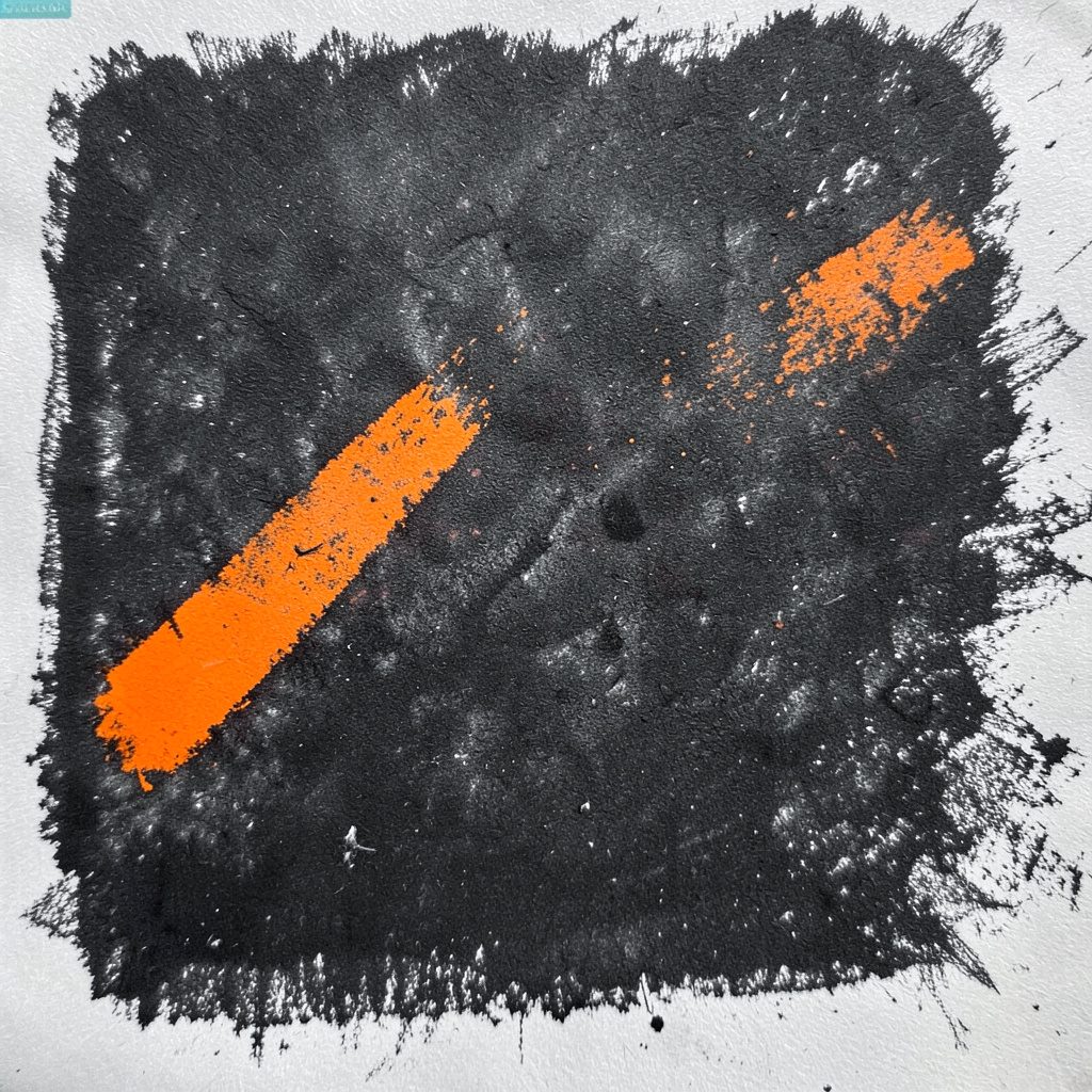 Dessin au fusain d'un campus universitaire sportif, lignes sombres et accents orangés, ambiance posée et institutionnelle